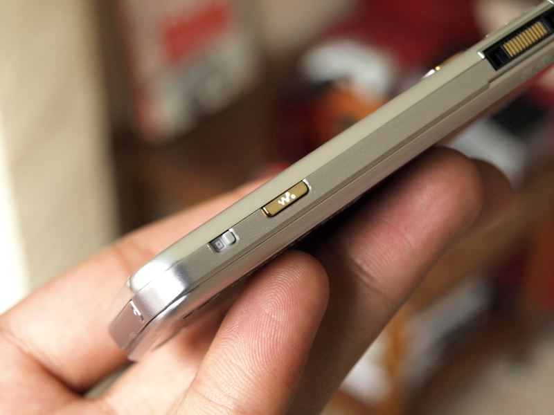 Illustration for article titled Lightning Review: Sony Ericsson W890i Walkman Phone (Great, No Nonsense Candybar Phone)